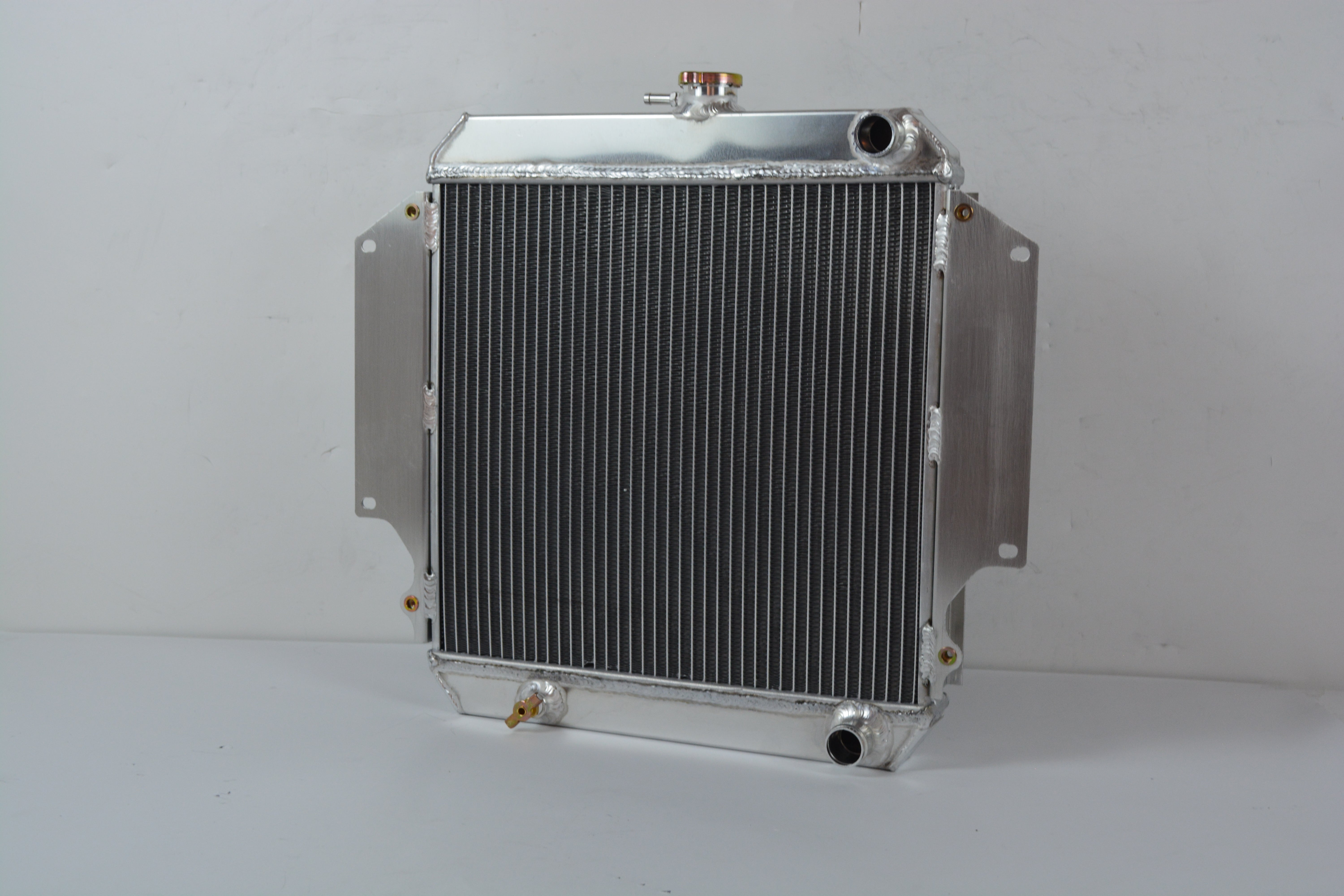 3Wolrey Aluminum Radiator Fits SUZUKI SIERRA 2Dr SPFTOP / HARDTOP 1.3L SJ410/413 MT 1981-1996 1982 1983 1984 1985 1986 1987 1988 1989 1990 1991