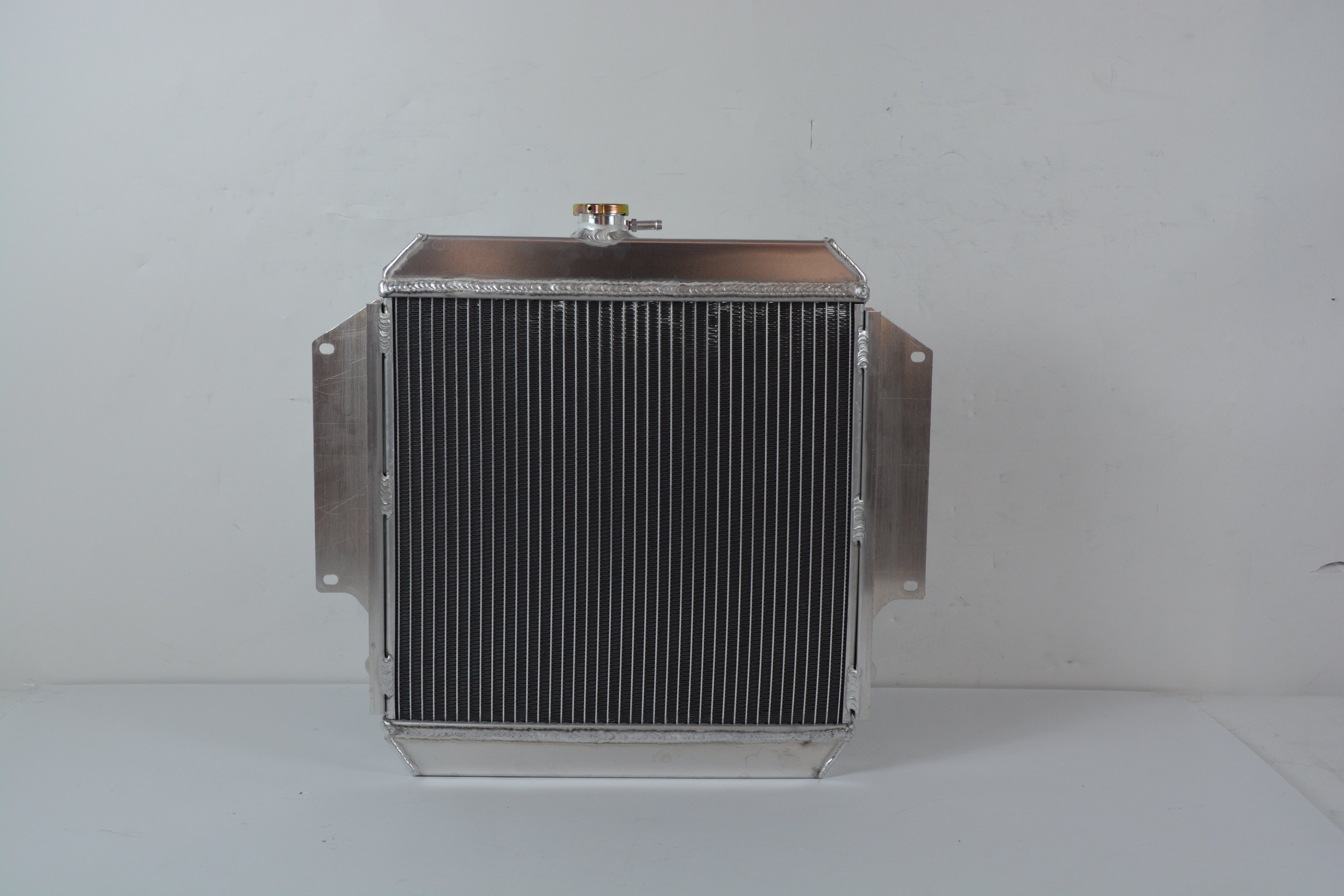 Wolrey Aluminum Radiator Fits SUZUKI SIERRA 2Dr SPFTOP / HARDTOP 1.3L SJ410/413 MT 1981-1996 1982 1983 1984 1985 1986 1987 1988 1989 1990 1991